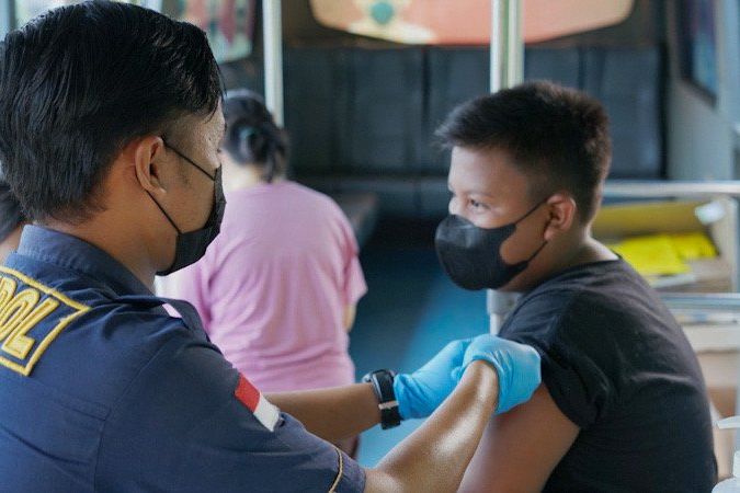 Cegah Sebaran Vaksin Omicron, Bus Gerai Vaksin Polres Gresik Lakukan Jemput Bola