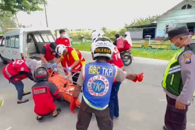 Pemotor Asal Gresik Meninggal Terserempet Truk di Mojokerto