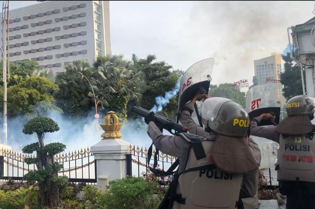 Ricuh, Massa Aksi di Depan Grahadi Surabaya Lempar Batu, Aparat Tembakan Gas Air Mata