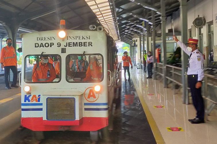 Jelang Beroperasinya Kereta Api Arus Mudik, Tim Gabungan Cek Jalur Kereta Api Daop 9 Jember