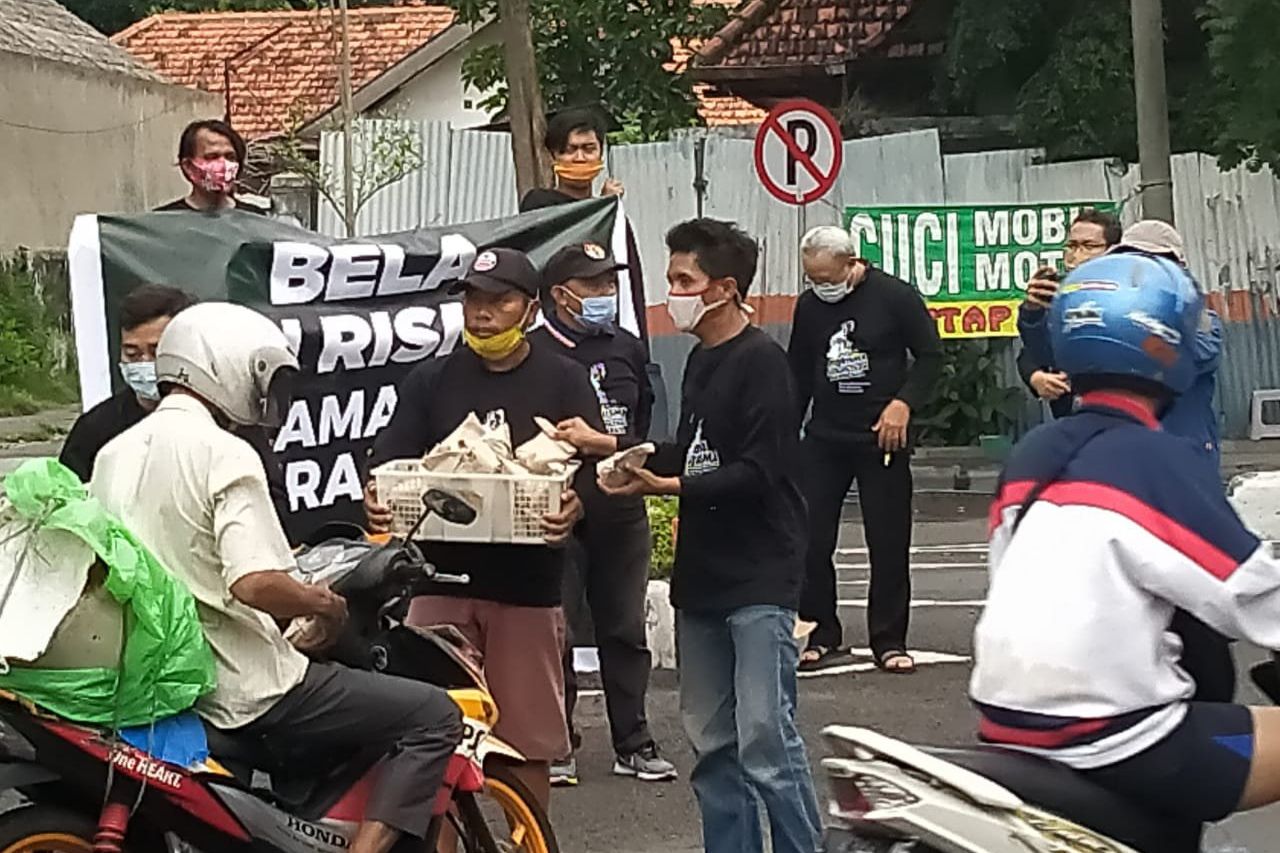 Aksi Bela Bu Risma, Warga Surabaya Bagikan 2 Ribu Nasi Bungkus Gratis