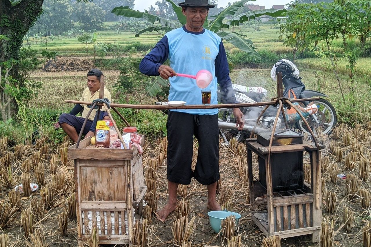 Sensasi Kenikmatan Kopi Ponorogo di Tengah Sawah Dibayar Gabah