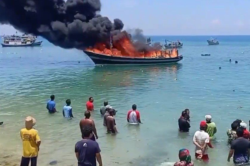 Kapal Motor Pengangkut Solar di Pulau Gili Ketapang Terbakar