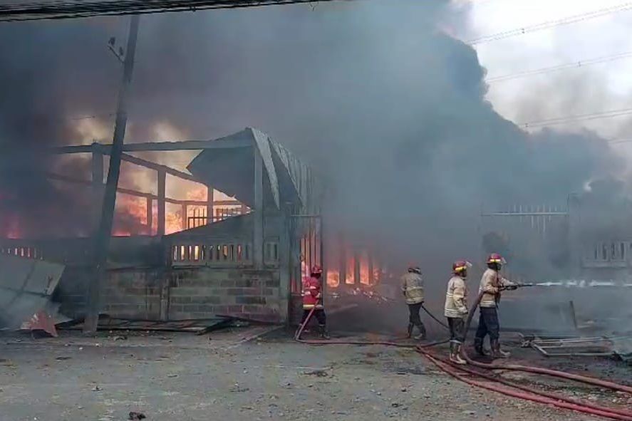 Gudang Rongsokan di Pasuruan Terbakar Hebat