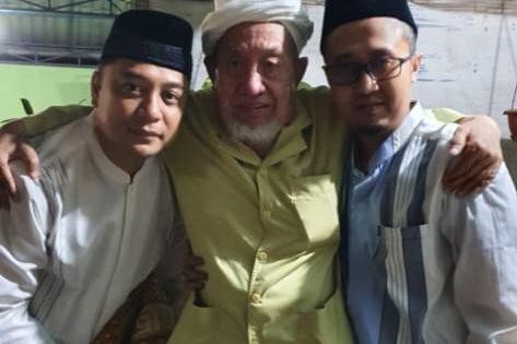 Sowan ke Cicit Syaichona Cholil, Eri Diberi Hadiah Tasbih