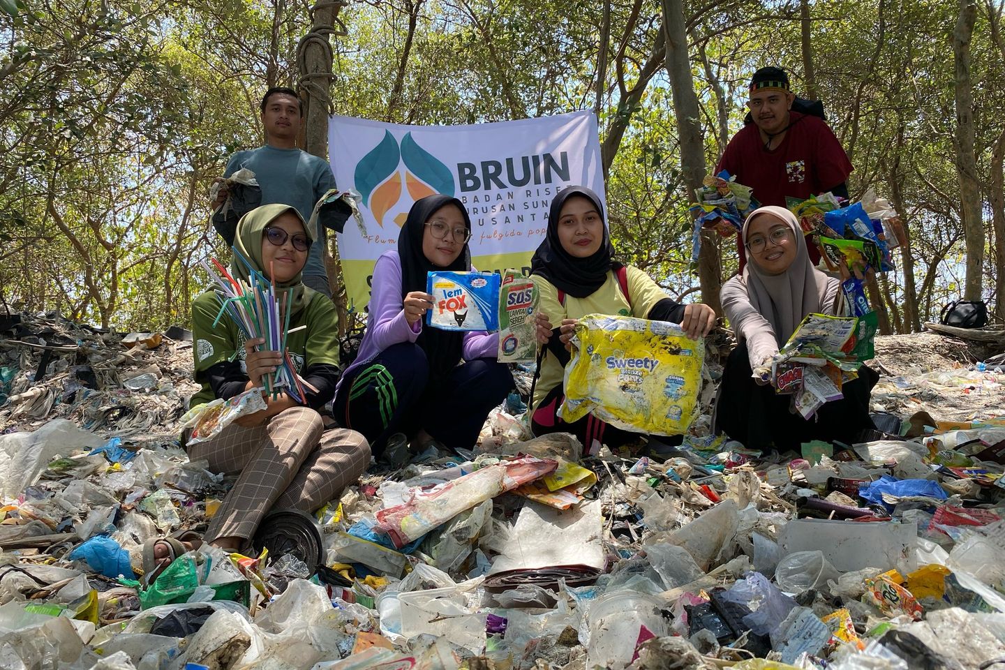 
BRUIN Sebut Sampah Unbrand dan Wings Banyak Ditemukan di Mangrove Wonorejo