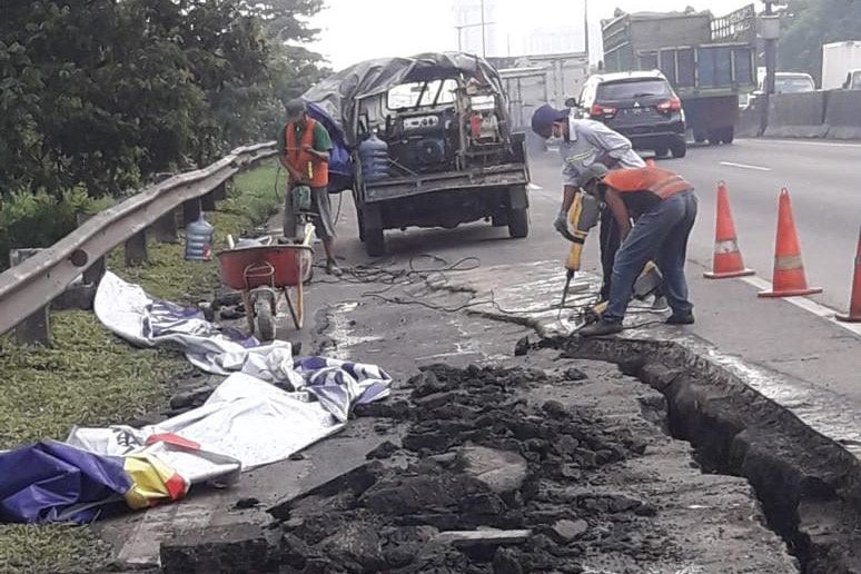 Ruas Tol Perak-Waru Retak dan Longsor, Jasamarga Kurangi Arus Masuk