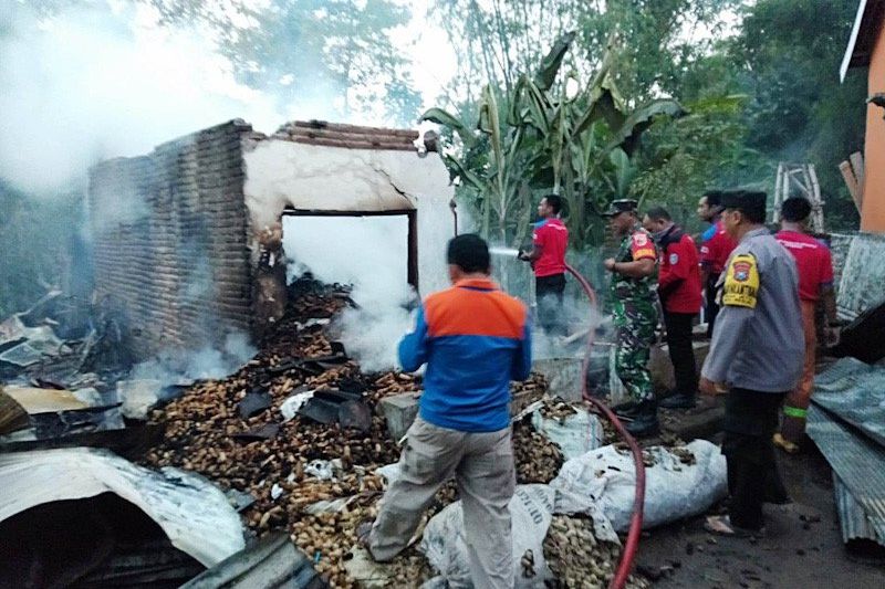 Rumah dan Gudang Kerupuk di Situbondo Terbakar