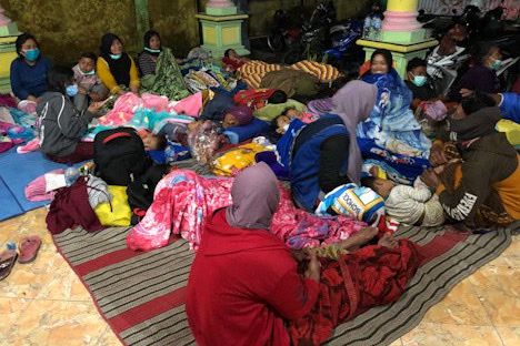 Semeru Keluarkan Lava dan Belerang, Warga di Pengungsian Panik