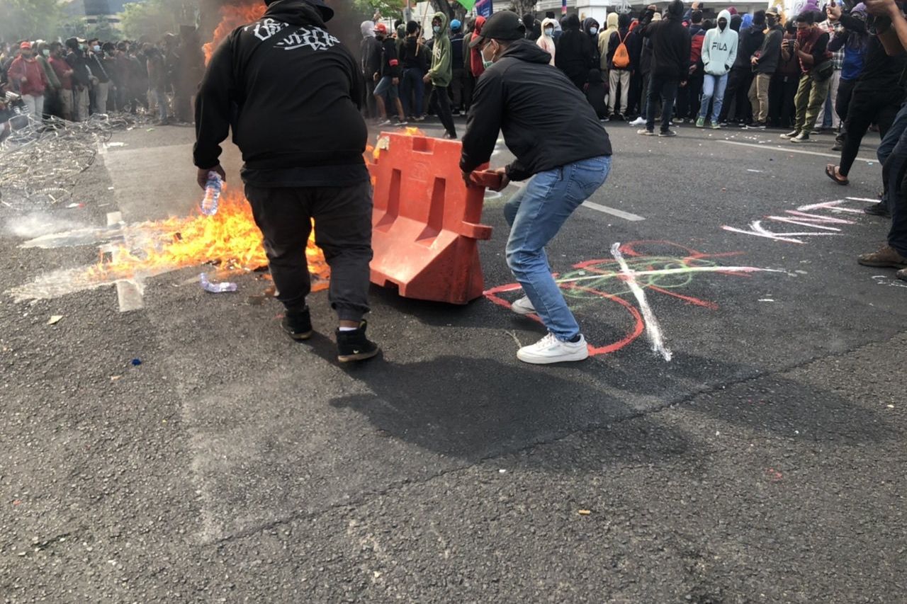 Massa Aksi Demo di Depan Gedung Negara Grahadi Surabaya Bakar Properti 