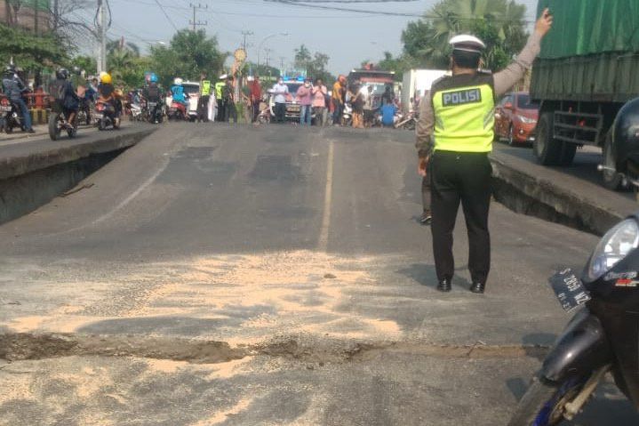 Jembatan Nasional di Lamongan Ambles Sedalam 1 Meter