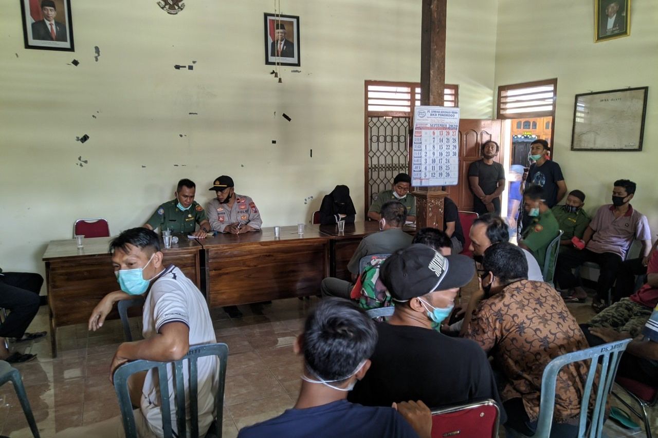 Pasangan Selingkuh di Ponorogo Dikenai Sanksi Adat Membayar 400 Sak Semen