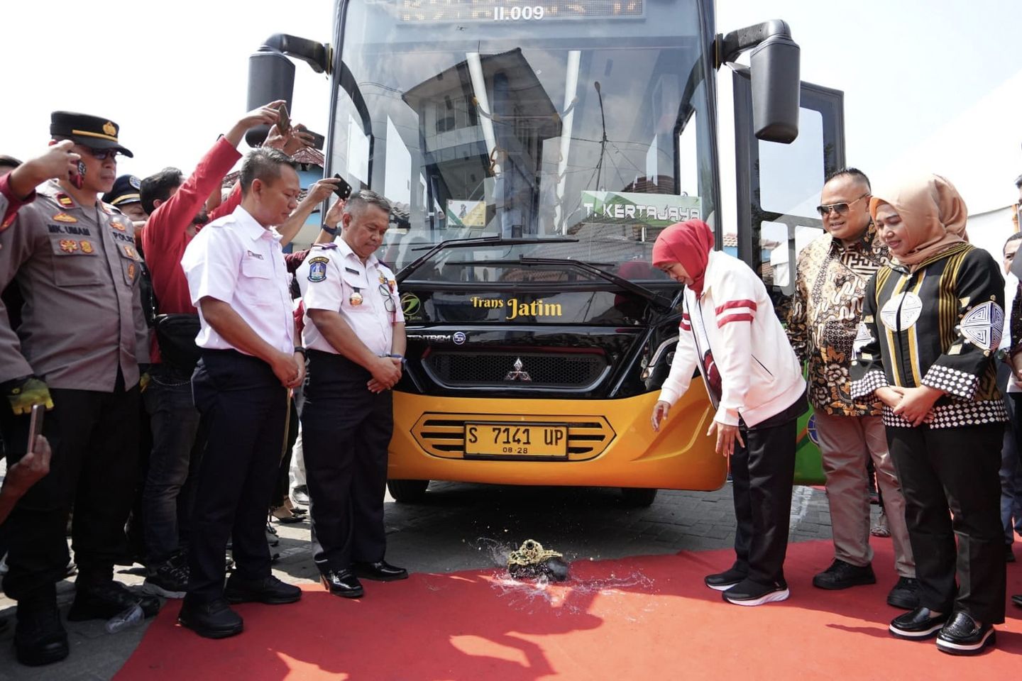 Gubernur Jatim dan Ning Ita Resmikan Bus Trans Jatim Koridor II
