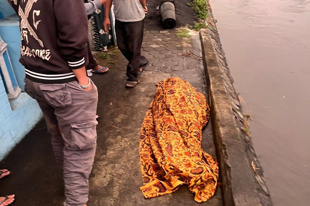 Diduga Terbawa Arus Sungai , Wanita Klojen Malang , di Temukan Megapung di Sungai Sukun Pakisaji .