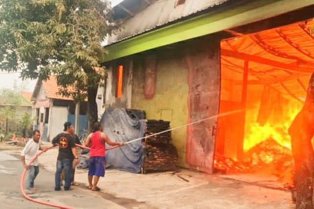 Pabrik Pallet Kayu di Gresik Terbakar