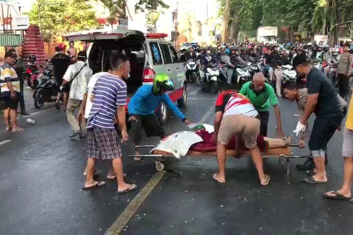 Nahas, Ibu di Mojokerto Tewas Ditabrak Truk Saat Antar Anak Sekolah