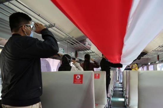 Peringati HUT RI Ke-75, Petugas KA Jakarta Bentangkan Merah Putih di Dalam Kereta Api