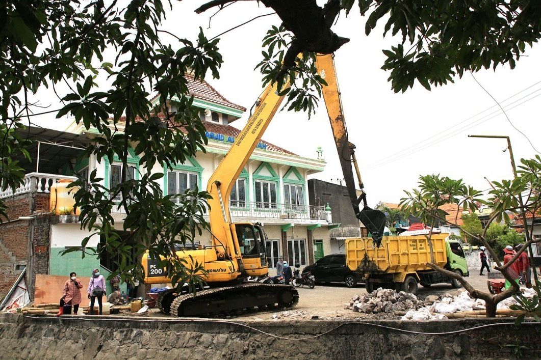 Antisipasi Musim Hujan, Saluran Pakis Dikeruk