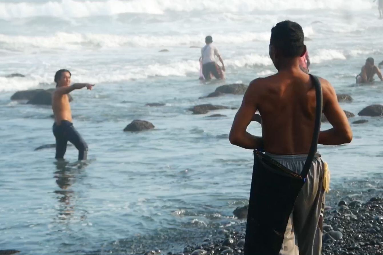 Warga Berburu Kerang di Pantai Selatan Lumajang saat Puncak Musim Kemarau