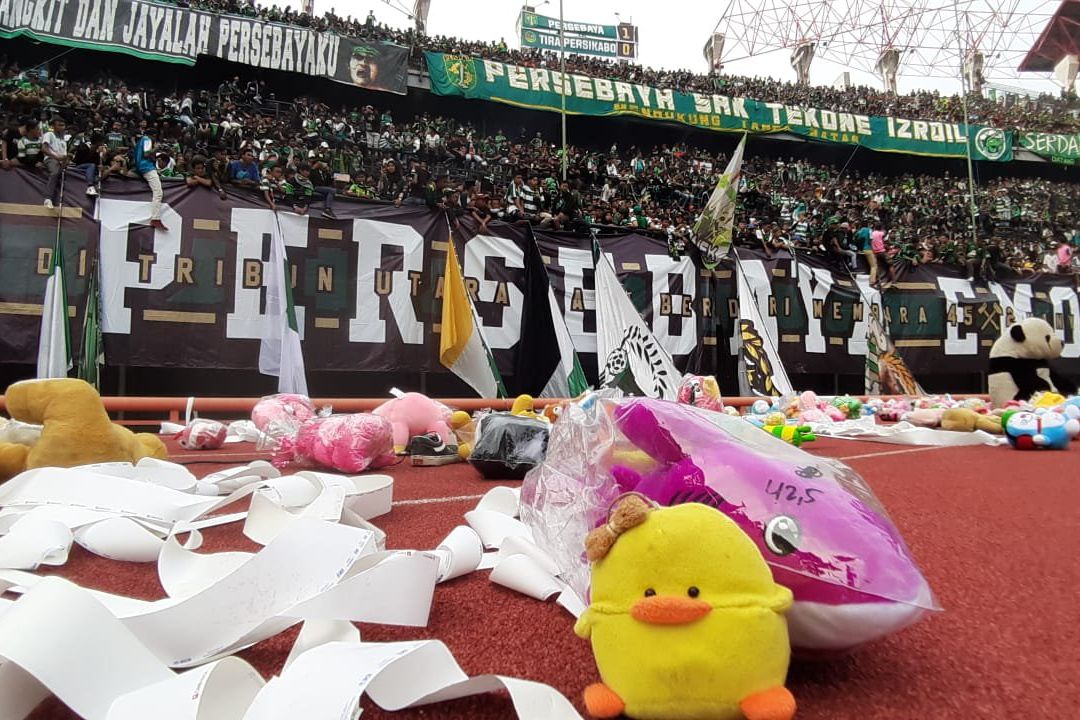 Lempar Ribuan Boneka ke Lapangan, Bonek Peduli Kanker