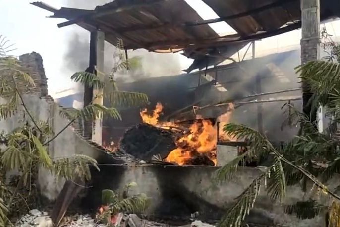 Pabrik Olahan Kayu di Lumajang Terbakar Hebat
