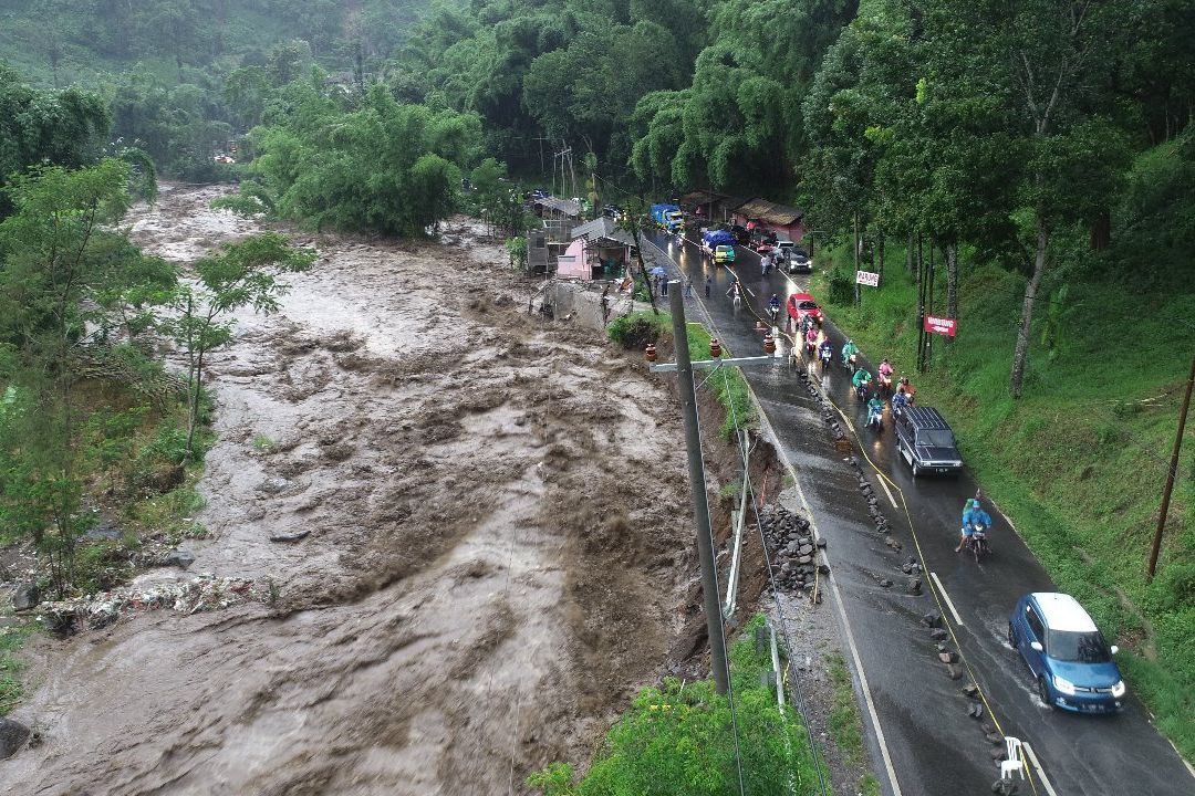 Sungai Konto Pujon Longsor, Dinas PU Bina Marga Jatim Pasang Karung Pasir