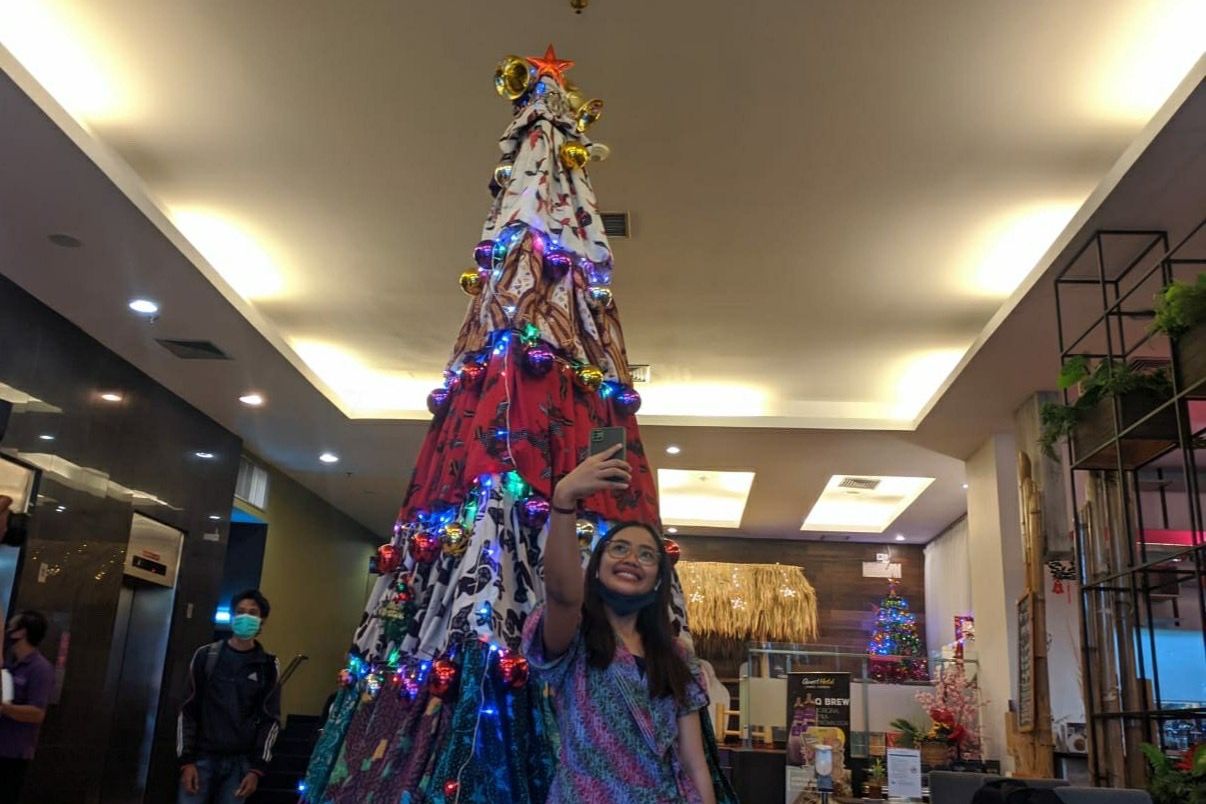 Pohon Natal dari Kain Batik Madura Bantu Perajin yang Terpuruk Akibat Pandemi