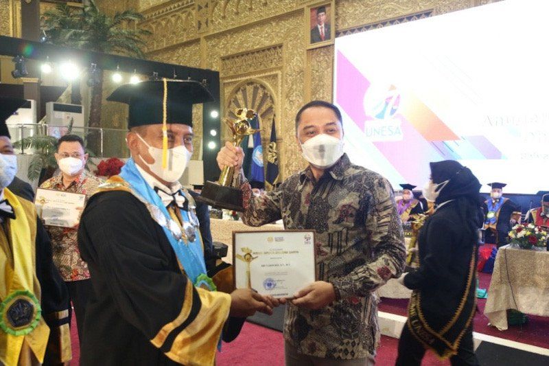 Pemkot Surabaya Terima Anugerah Widya Wiyata Dharma Samya