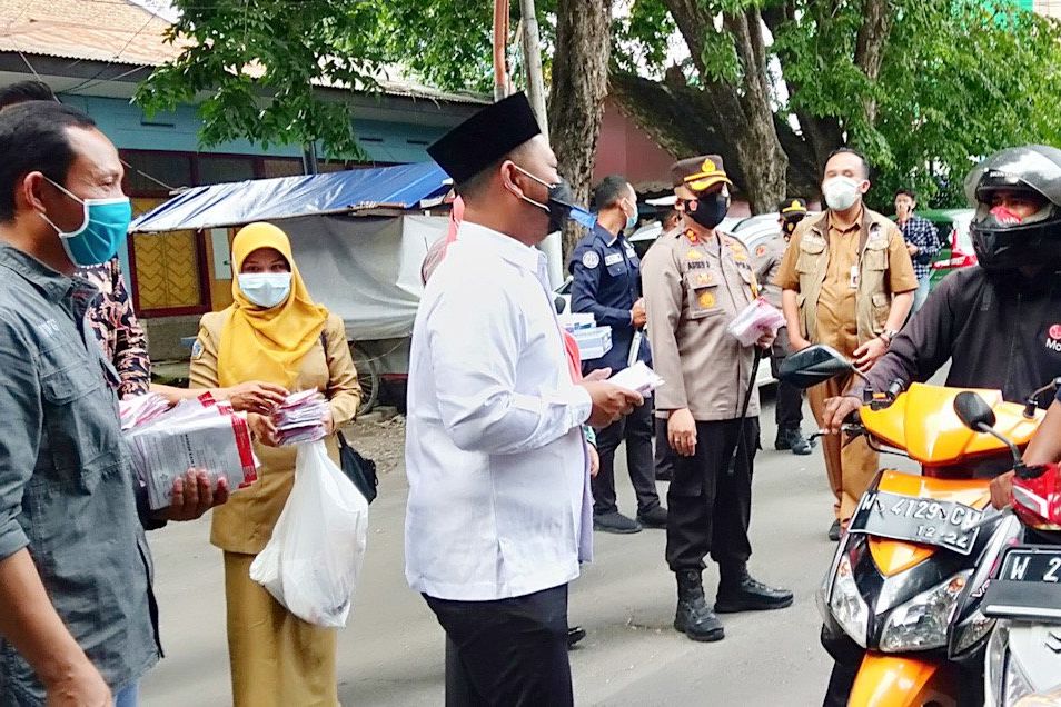Peringati HPN 2021, Komunitas Wartawan Gresik Bersama Forpimda Bagi Masker ke Pengendara