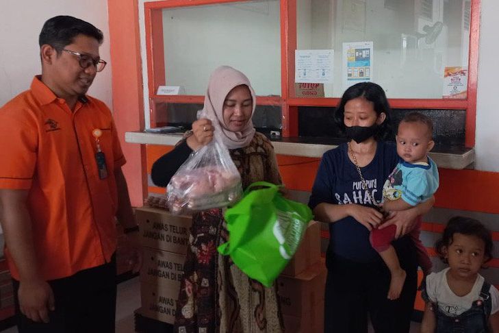 Cegah Stunting di Kota Mojokerto, Walkot Ning Ita Berikan Bantuan Daging Ayam dan Telur