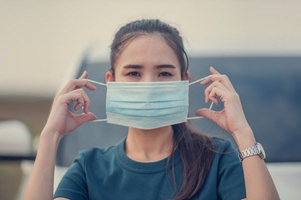 Khofifah Akui Masih Menemui Banyak Masyarakat Pakai Masker di Dagu
