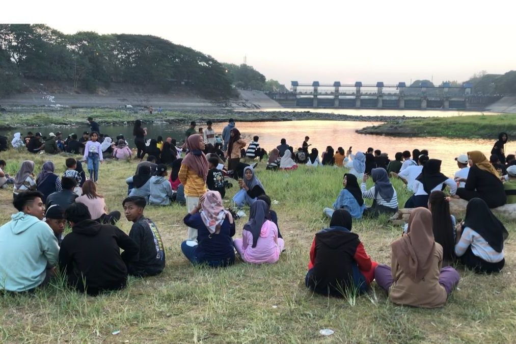 Viral di Tik-Tok, Aliran Sungai Brantas Dijadikan Tempat Tongkrongan Sambil Melihat Sunset