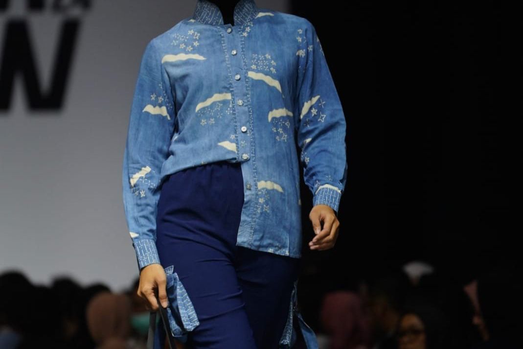 Batik Kontemporer Pewarna Alami Kota Mojokerto Melenggang di JMFW