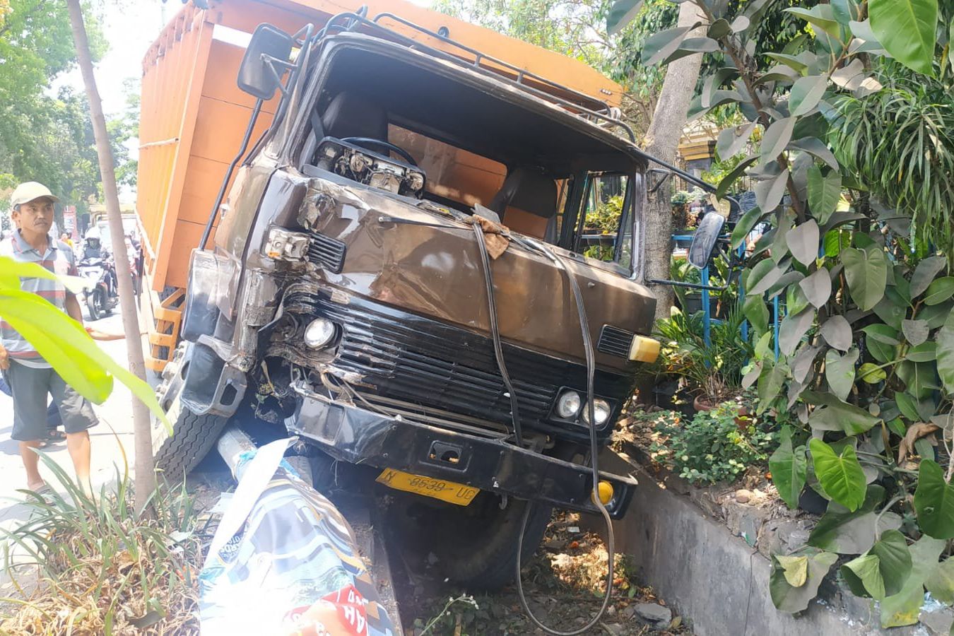 Gara-gara Kejang Mendadak saat Berkendara, Sopir Truk Tabrak PJU di Kota Malang 