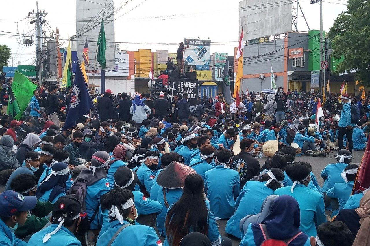 Isu Penangkapan Jadi Pemicu Aksi Tolak Omnibus Law Ricuh, Polisi Lepas 2 Mahasiswa