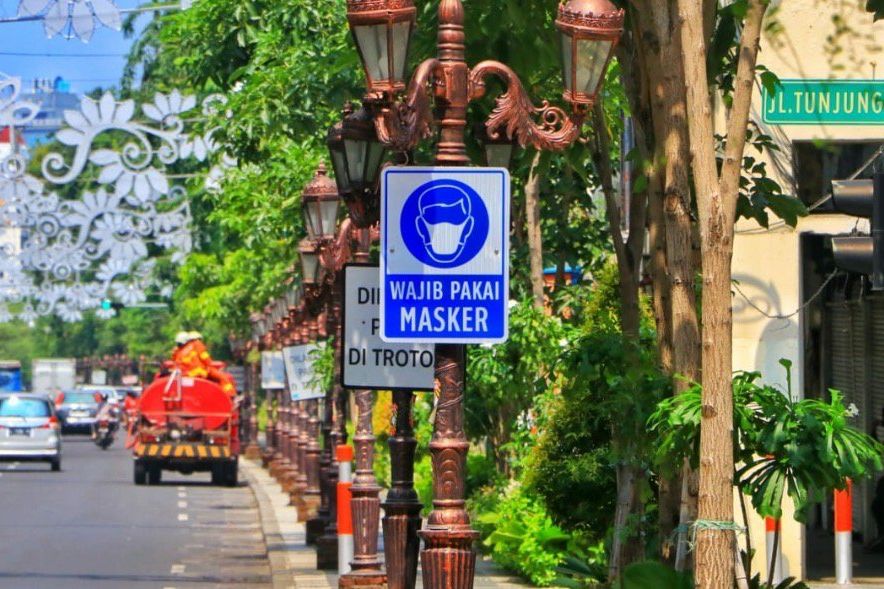 57 Titik Ruas Jalan di Surabaya Dipasang Rambu Wajib Pakai Masker dan Jaga Jarak
