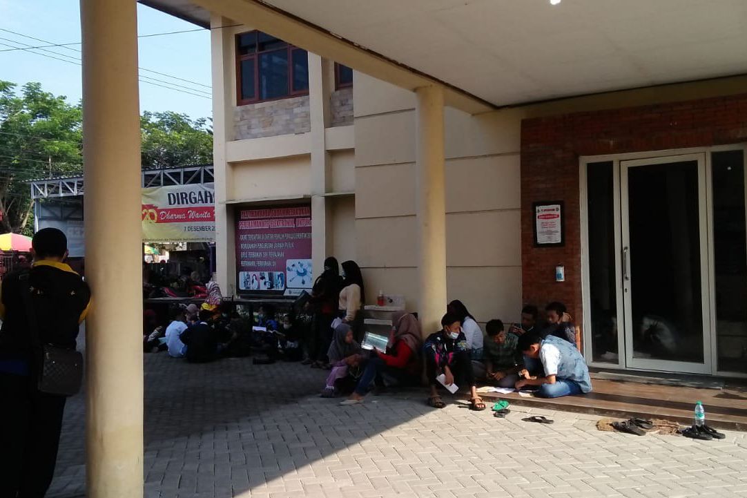 Jelang Pencoblosan Pilkada, Pemohon KTP-el Membludak Tidak Indahkan Protokol Kesehatan