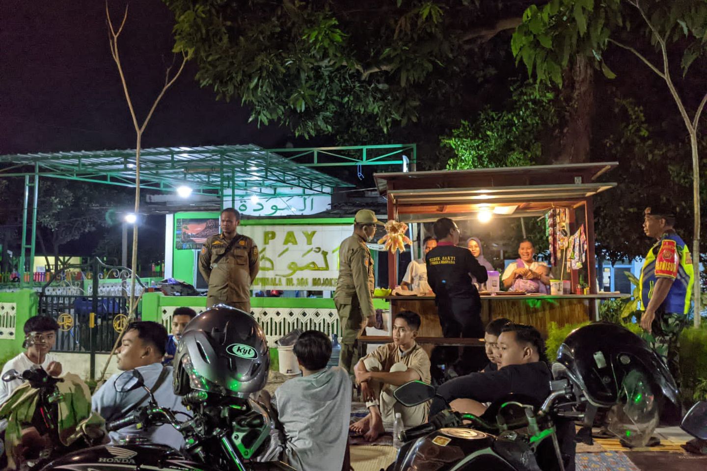 Dianggap Ganggu Pengguna Pejalan Kaki, Satpol PP Kota Mojokerto Tertibkan Pedagang Angkringan di Sepanjang Jalan Empunala