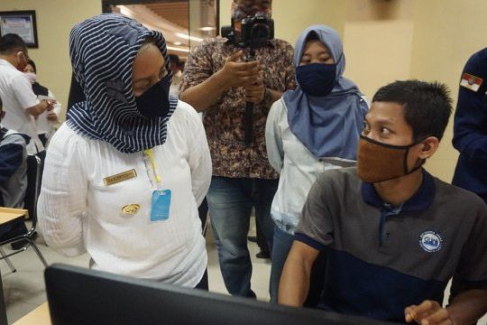 Ning Ita Beri Semangat Korban PHK Dampak Covid-19 Melalui Pendampingan Kartu Prakerja