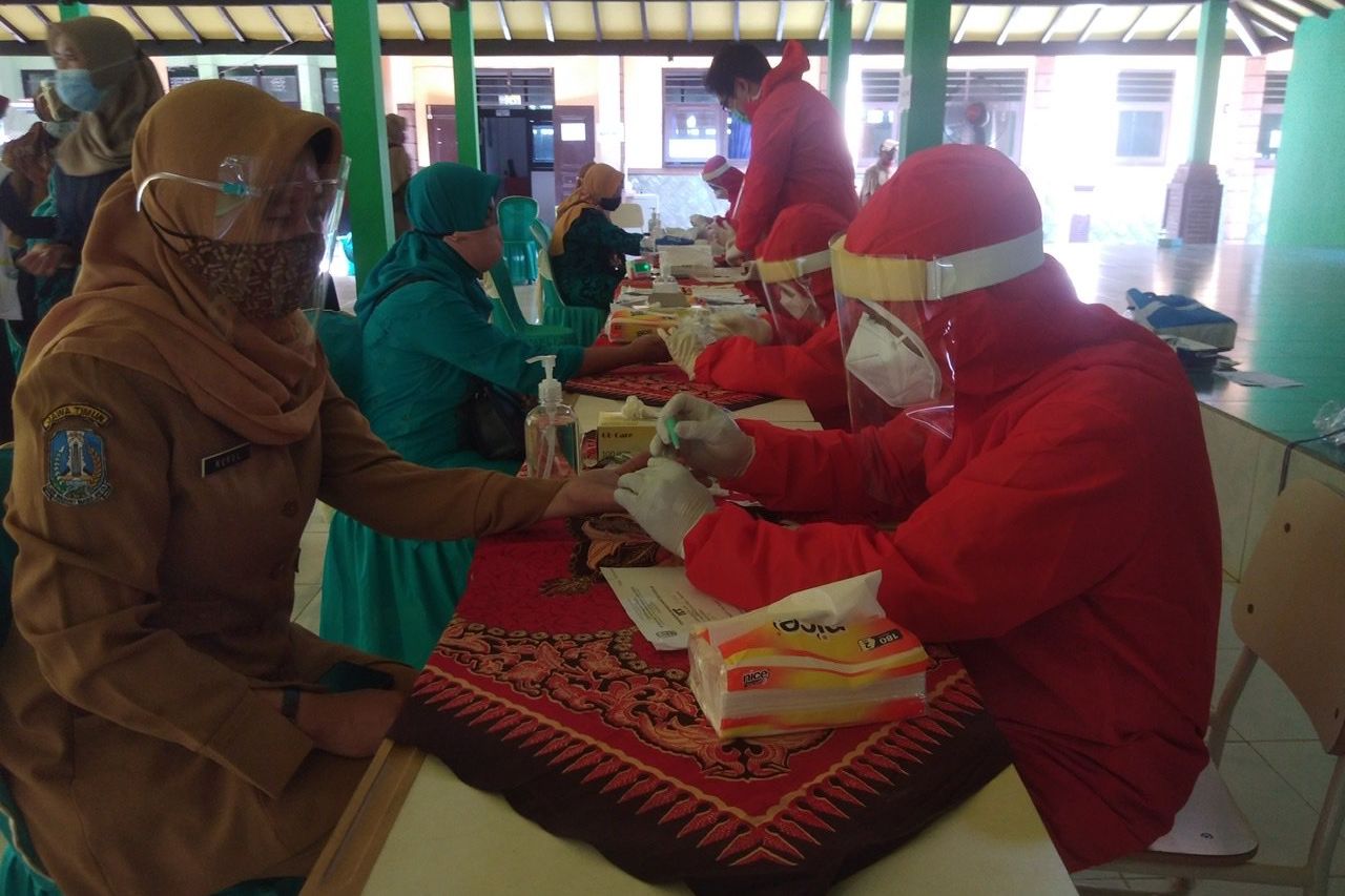990 Guru dan Tenaga Kependidikan Jalani <em>Rapid Test</em>