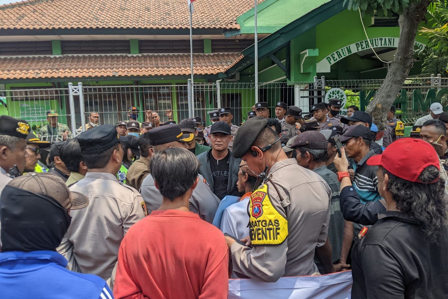 
Petani Mojokerto Demo Perhutani, Khawatir Lahan Tergusur Tanaman Tebu 