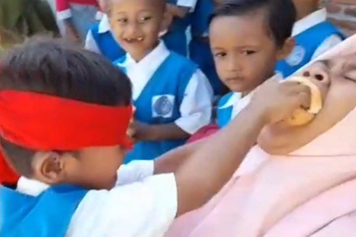 Siswa di Probolinggo Lomba Suapi Ibu dengan Sepotong Roti Viral, Ini Penyebabnya