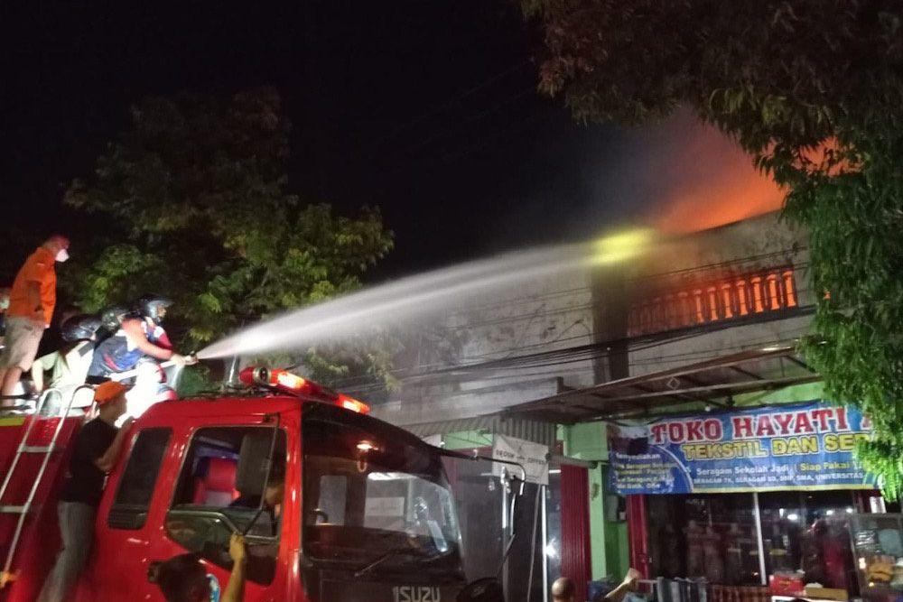 Toko Kain di Ponorogo Habis Dilahap Si Jago Merah