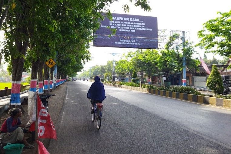 Banner Raksasa Permintaan Maaf Relawan Hasan-Tantri Menghiasi Jalur Protokol Probolinggo