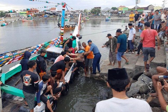 Perahu Tenggelam, Lima Jam 11 Nelayan Situbondo Bertahan Hidup di Tengah Laut