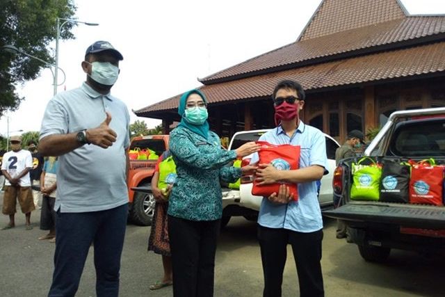 Peduli Pada Warga Terdampak Covid-19, PKK Ponorogo Berikan Bantuan Sembako dan APD