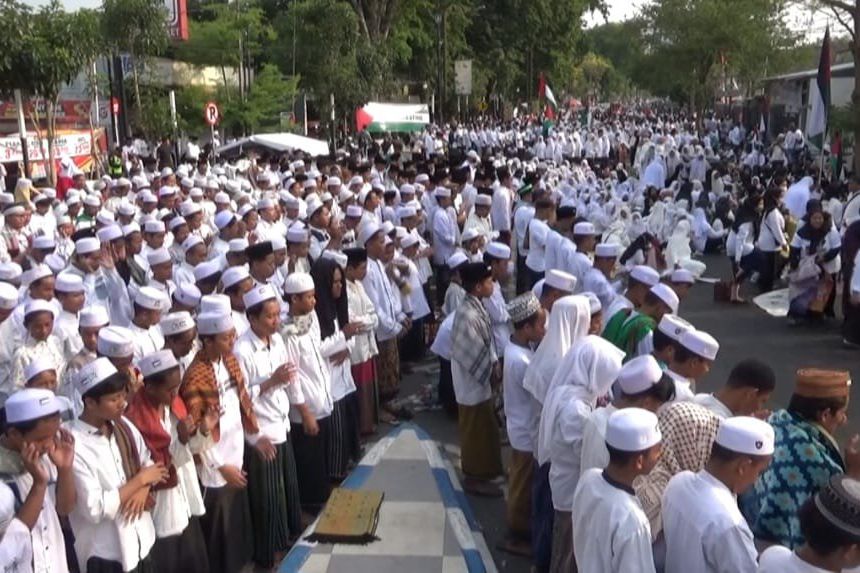 Ribuan Warga Jombang Shalat Gaib Untuk Warga Muslim Palestina