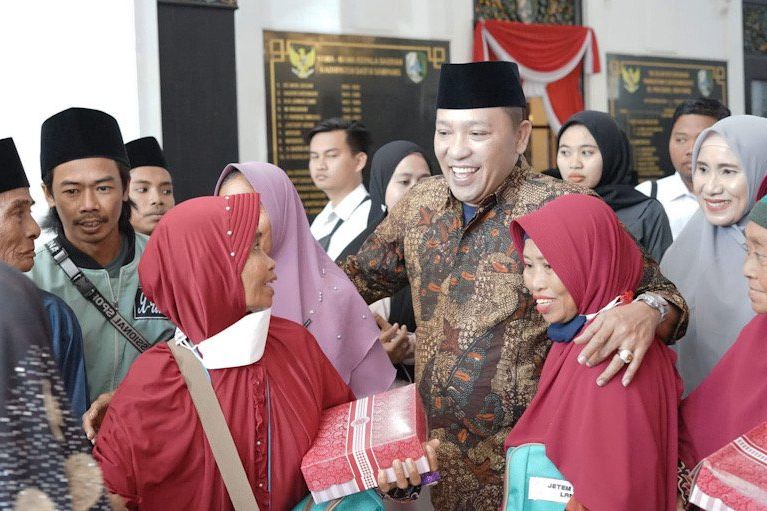 Bupati Sampang Slamet Junaidi Biayai 15 Warganya Umrah ke Tanah Suci Makkah