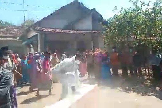 Proses Pemakaman Pasien Probable Covid-19 di Probolinggo Ricuh