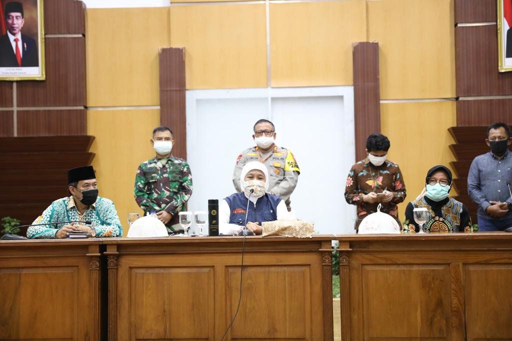 Rapat Usulan PSBB Terkait Covid, Risma Bagikan Minuman Pokak